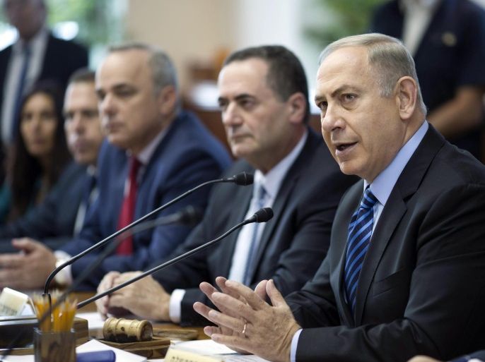 Israeli Prime Minister Benjamin Netanyahu (R) attends the weekly cabinet meeting at his office in Jerusalem, Israel, 06 November 2016.