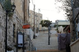 القدس - مسار المسيح يقطعه جدار العزل في بلدة العيزرية