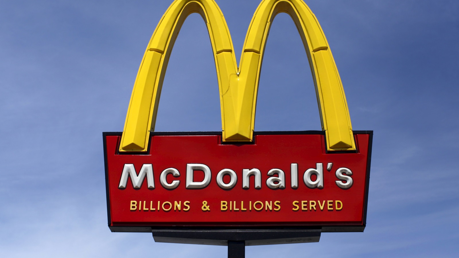 ماكدونالدز للوجبات السريعة  أصبحت في حد ذاتها رمزاً للهيمنة الأمريكية اقتصادياً على العالم، وتحقق الآن أرباحاً مليارية ضخمة
