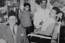 القدس -صورة أرشيفية قديمة يحفظ بها راشد في محلقته وهو يمارس المهنة في حانوته وما زال يستعمل الكرسي ذاته منذ 55 عاما