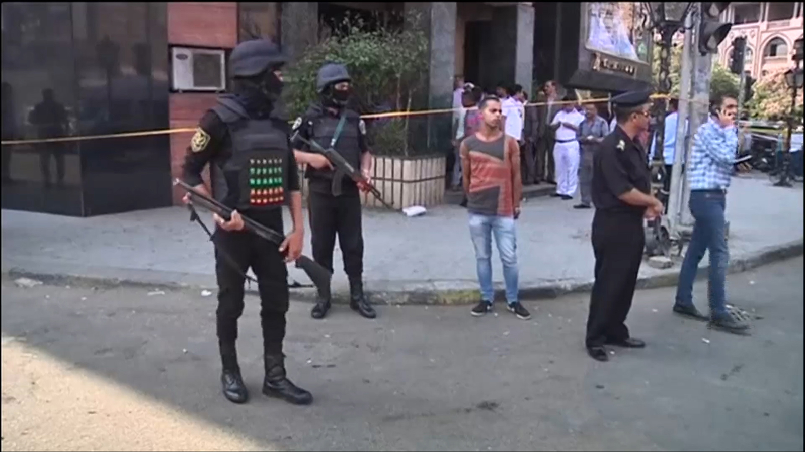 ‪أجهزة الأمن المصرية شددت إجراءاتها في جميع المحافظات‬ (الجزيرة)