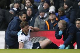 Britain Football Soccer - Tottenham Hotspur v West Bromwich Albion - Premier League - White Hart Lane - 14/1/17 Tottenham's Jan Vertonghen receives medical attention after sustaining an injury Action Images via Reuters / Paul Childs Livepic EDITORIAL USE ONLY. No use with unauthorized audio, video, data, fixture lists, club/league logos or "live" services. Online in-match use limited to 45 images, no video emulation. No use in betting, games or single club/league/player publications. Please contact your account representative for further details.