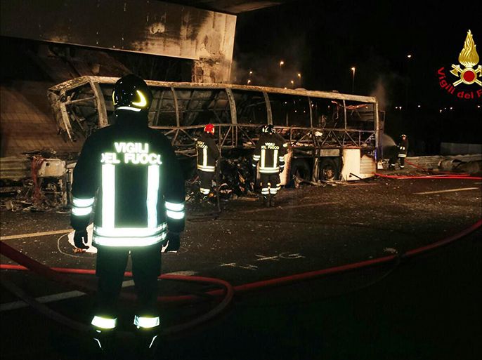epa05737406 A handout photo made available by Vigili del Fuoco (Italian Firewatchers) shows a burned Hungarian bus after an accident at 'Verona Est' highway's exit in Verona, Italy, 21 January 2017. Italian police reported that 16 people died in the bus crash as Hungarian students were reportedly returning to Budapest from a school trip from France. According to reports, 55 people, 39 of whom were injured and taken to nearby hospitals, were on board the bus during the incident. EPA/VIGILI DEL FUOCO HANDOUT -- BEST QUALITY AVAILABLE -- HANDOUT EDITORIAL USE ONLY/NO SALES