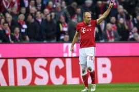 Munich's Arjen Robben celebrates with teammates after hitting the back of the net to give his side a 1:0 lead in the German soccer Bundesliga fixture between Bayern Munich and VfL Wolfsburg in the Allianz Arena in Munich, Germany, 10 December 2016.(EMBARGO CONDITIONS - ATTENTION: Due to the accreditation guidelines, the DFL only permits the publication and utilisation of up to 15 pictures per match on the internet and in online media during the match.)