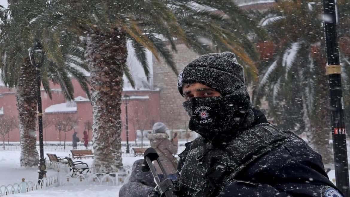 An armed Turkish policeman patrols in the snow near the Hagia Sophia Museum in Istanbul, Turkey, 07 January 2017. Due to heavy winter weather conditions in Istanbul, more than 200 domestic and international flights were cancelled.