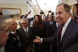 epaselect epa05753462 Russian Foreign Minister Sergei Lavrov (C-R) welcomes Syrian opposition representatives during their meeting in Moscow, Russia, 27 January 2017.