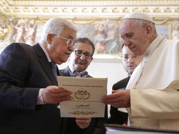 Pope Francis exchanges gifts with Palestinian President Mahmoud Abbas during a meeting at the Vatican January 14, 2017. REUTERS/Giuseppe Lami/Pool