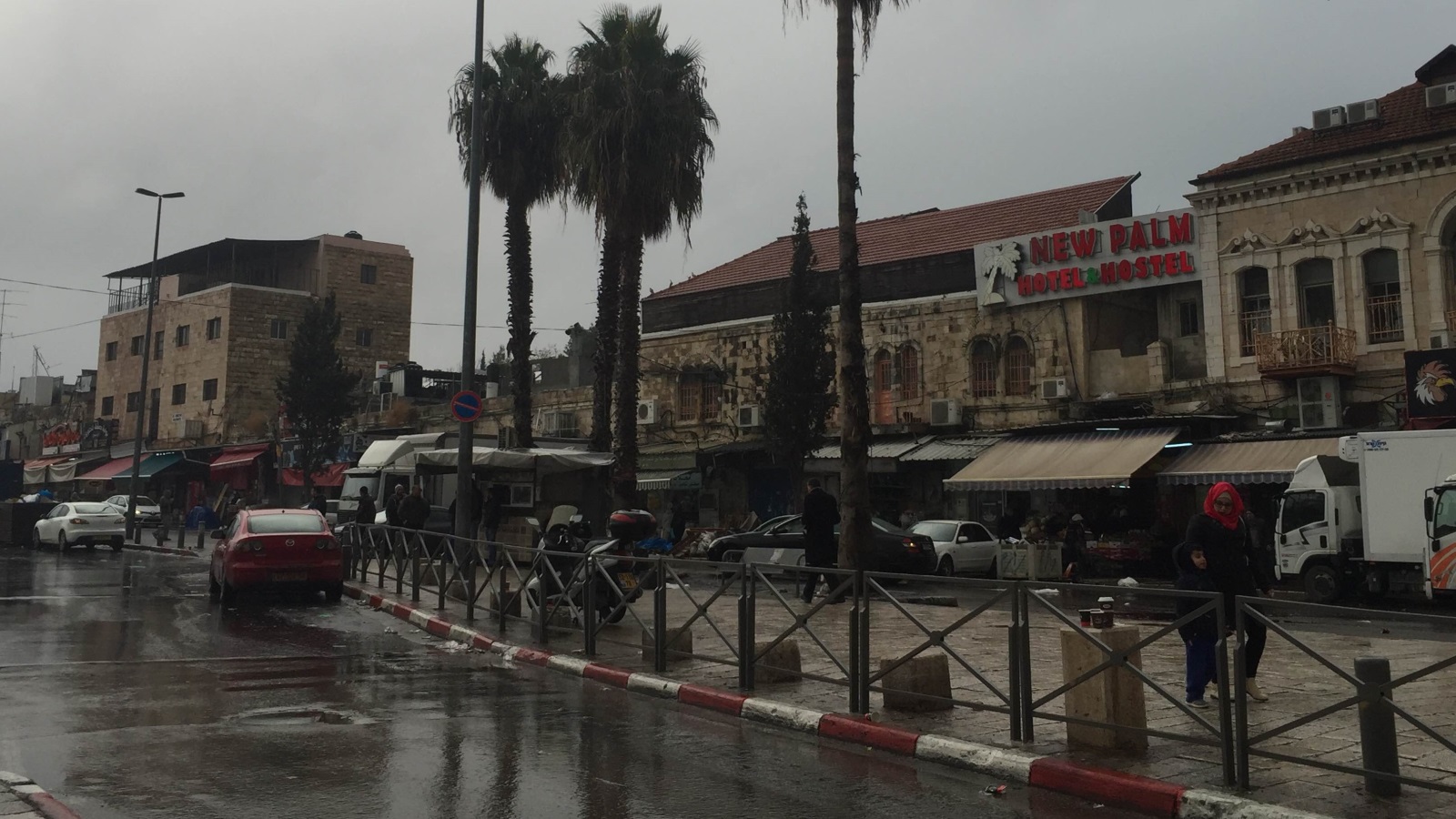 حي المصرارة من أكثر شوارع القدس التجارية حيوية ومحل أطماع الاحتلال بهدف التهويد (الجزيرة نت)