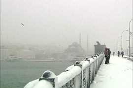 عاصفة ثلجية تصيب إسطنبول بالشلل