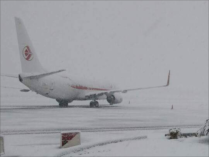 طائرة تابعة للخطوط الجوية الجزائرية بعد أن غطتها الثلوج (ناشطون)