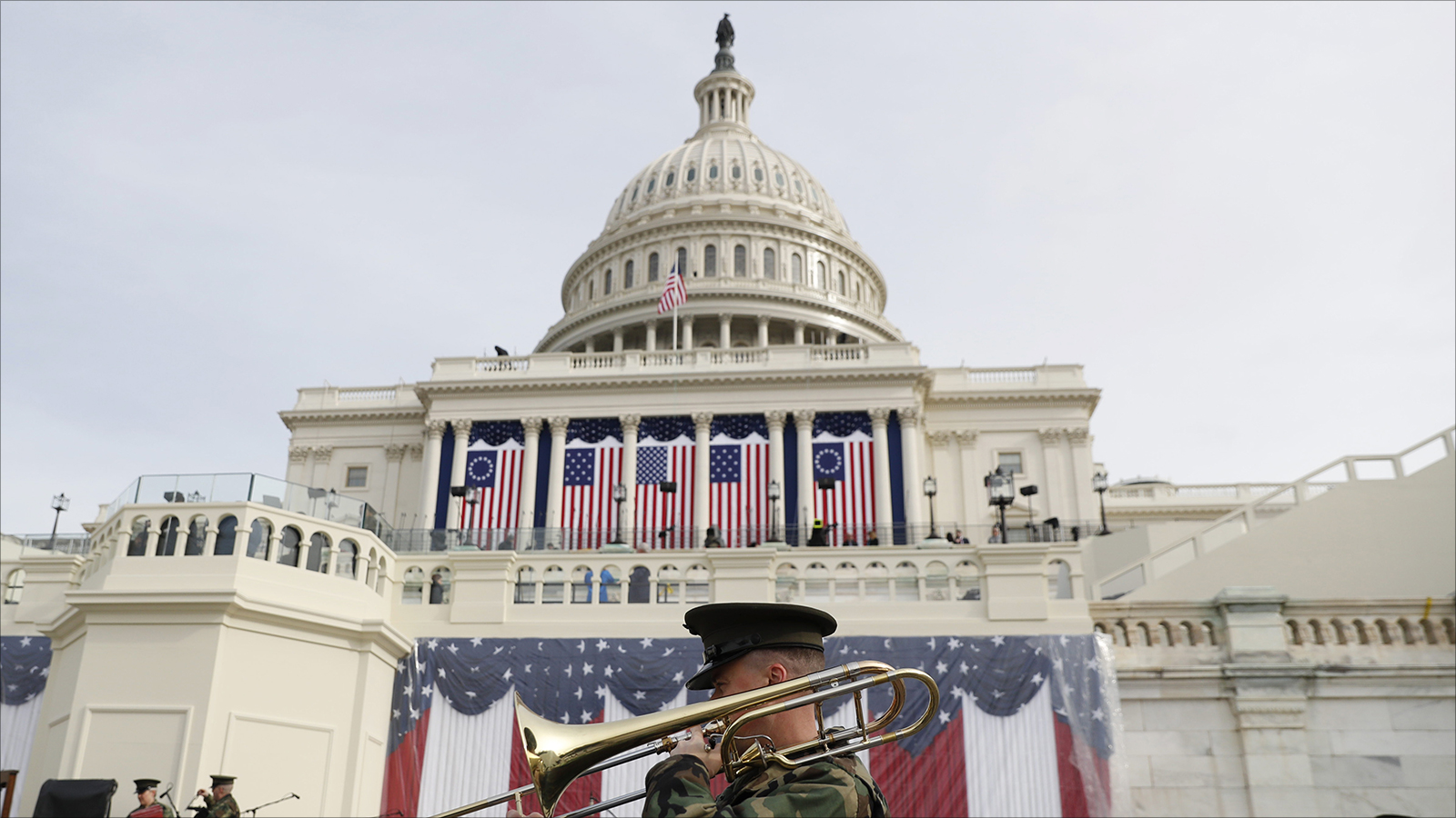 ‪الأعلام الأميركية رفعت على مبنى‬ الأعلام الأميركية رفعت على مبنى الكونغرس استعدادا لحفل تنصيب الرئيس الـ 45 للولايات المتحدة (الأوروبية)