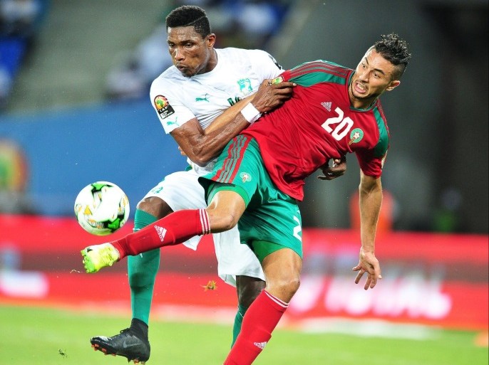 Aziz Bouhaddouz (R) of Morocco in action against Simon Deli (L) of Ivory Coast during the 2017 Africa Cup of Nations group C soccer match between Morocco and Ivory Coast in Oyem, Gabon, 24 January 2017.