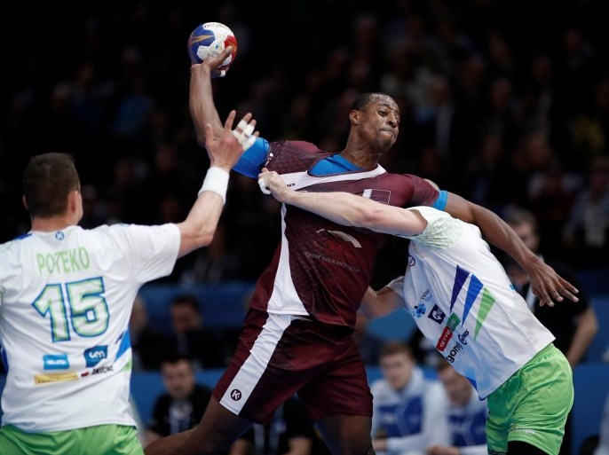 Men's Handball - Slovenia v Qatar - 2017 Men's World Championship, Quarter-Finals - AccorHotels Arena, Paris, France - 24/01/17 - Vid Poteko of Slovenia and Rafael Capote of Qatar in action. REUTERS/Benoit Tessier