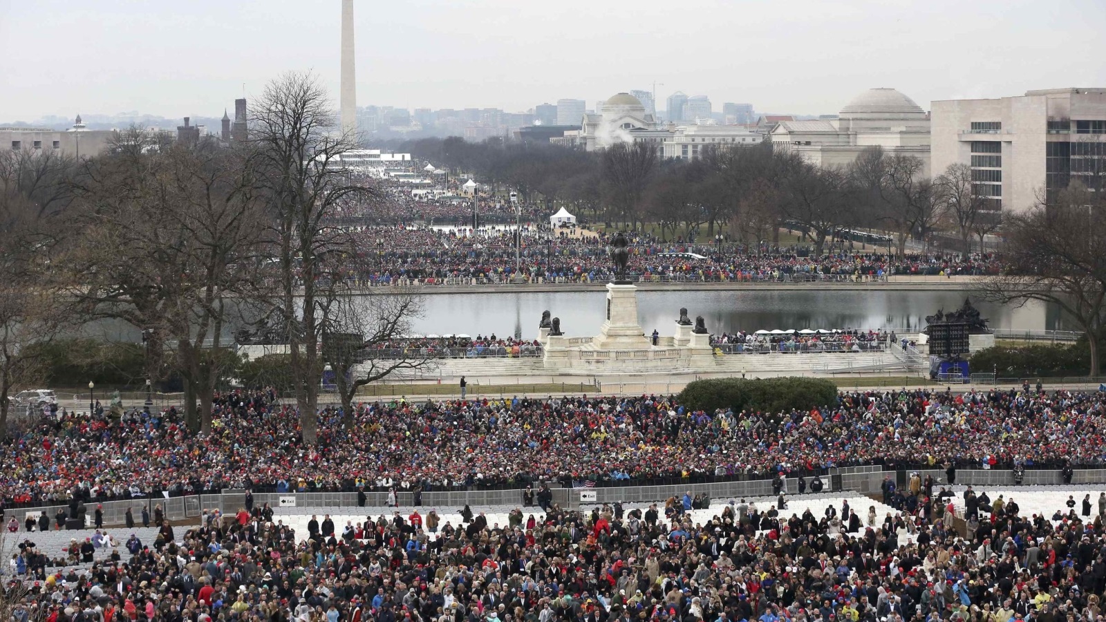 ‪البيت الأبيض قال إن نسبة الحضور في مراسم تنصيب ترمب كانت الأكبر مقارنة بالمراسم السابقة‬ البيت الأبيض قال إن نسبة الحضور في مراسم تنصيب ترمب كانت الأكبر مقارنة بالمراسم السابقة (رويترز)
