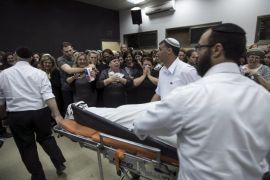 Mourners react as the body of Danny Gonen is carried during his funeral in the city of Lod near Tel Aviv June 21, 2015. Gonen, an Israeli civilian, was killed in the occupied West Bank on Friday in an attack apparently carried out by a Palestinian gunman, a hospital spokeswoman and security forces said. REUTERS/Baz Ratner
