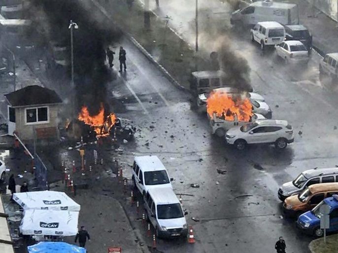 Cars burn after explosion while police try to help injured people near courthouse in Izmir, Turkey, 05 January 2017. At least 2 people were killed and 10 other wounded on explosion near an Izmir courthouse. EPA/STR BEST QUALITY AVAILABLE