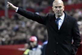 Real Madrid´s French head coach Zinedine Zidane gestures during the Spanish First Division soccer match between Sevilla FC and Real Madrid played at Sanchez-Pizjuan stadium in Sevilla, Spain, 15 January 2017.