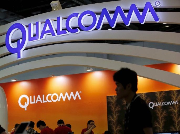 Qualcomm's logo is seen at its booth at the Global Mobile Internet Conference (GMIC) 2015 in Beijing, China, in this file photo taken April 28, 2015. Chipmaker Qualcomm Inc's quarterly profit plunged 44 percent as the company was hurt by fierce competition and it took longer than expected to close new license agreements in China. REUTERS/Kim Kyung-Hoon/Files