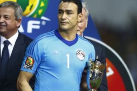 Football Soccer - African Cup of Nations - Final - Egypt v Cameroon - Stade d'Angondjé - Libreville, Gabon - 5/2/17 Egypt's Essam El-Hadary with fair play award after the game Reuters / Amr Abdallah Dalsh Livepic