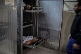 جثمانين في ثلاجة الموتى بمستشفى اب يوسف النجار في مدينة رفح جنوب قطاع غزة، حيث قتل ثلاثة إثر اختناقهم بالغاز داخل نفق فجره الجيش المصري سابقا