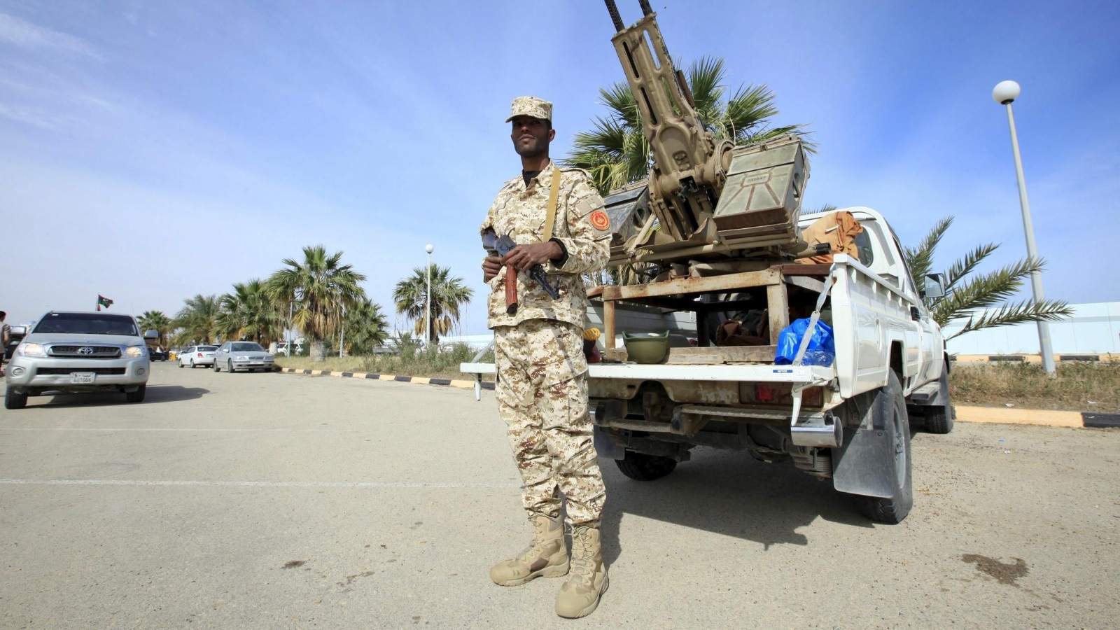 ‪فرد من القوات التي تحرس مقر حكومة الوفاق الوطني في العاصمة طرابلس‬ (غيتي)