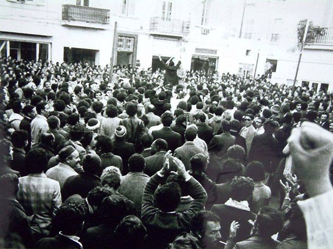 الموسوعة - حشد من المتظاهرين أمام مقر الاتحاد العام التونسي للشغل اثناء احداث 26 جانفي 1978 copy.jpg