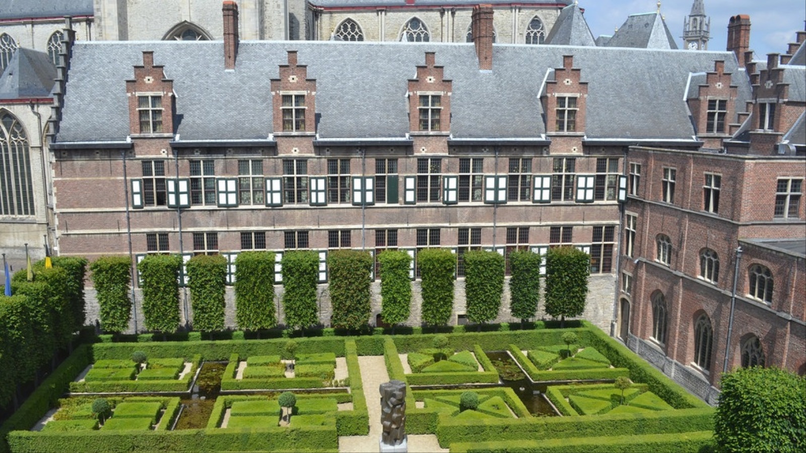تعتبر جامعة خنت أول جامعة بلجيكية ناطقة بالهولندية. تأسست سنة 1817 وتضم أكثر من 41 ألف طالب.