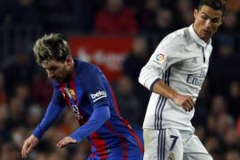 Real Madrid's Portuguese striker Cristiano Ronaldo (R) fights for the ball with FC Barcelona's Argentinian striker Lionel Messi during the Primera Division match between FC Barcelona and Real Madrid at Camp Nou stadium in Barcelona, Catalonia, Spain, 03 December 2016.
