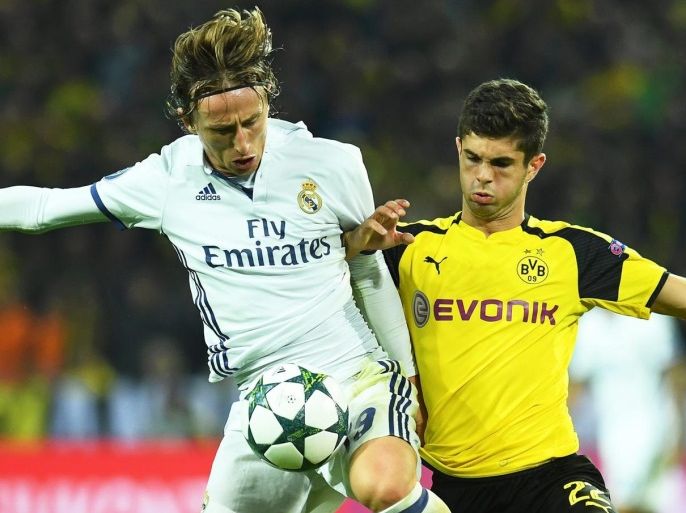 Dortmund's Christian Pulisic (R) in action against Real Madrid's Luka Modric (L) during the UEFA Champions League group F soccer match between Borussia Dortmund and Real Madrid in Dortmund, Germany, 27 September 2016.