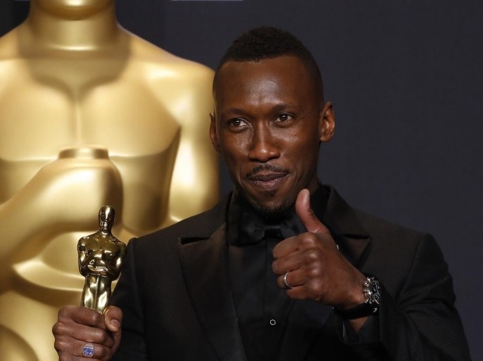 89th Academy Awards - Oscars Backstage - Hollywood, California, U.S. - 26/02/17 - Mahershala Ali of "Moonlight" holds up his Oscar for Best Supporting Actor REUTERS/Lucas Jackson