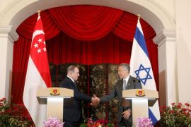 Israel's Prime Minister Benjamin Netanyahu shakes hands with Singapore's Prime Minister Lee Hsien Loong at the Istana in Singapore February 20, 2017. REUTERS/Edgar Su