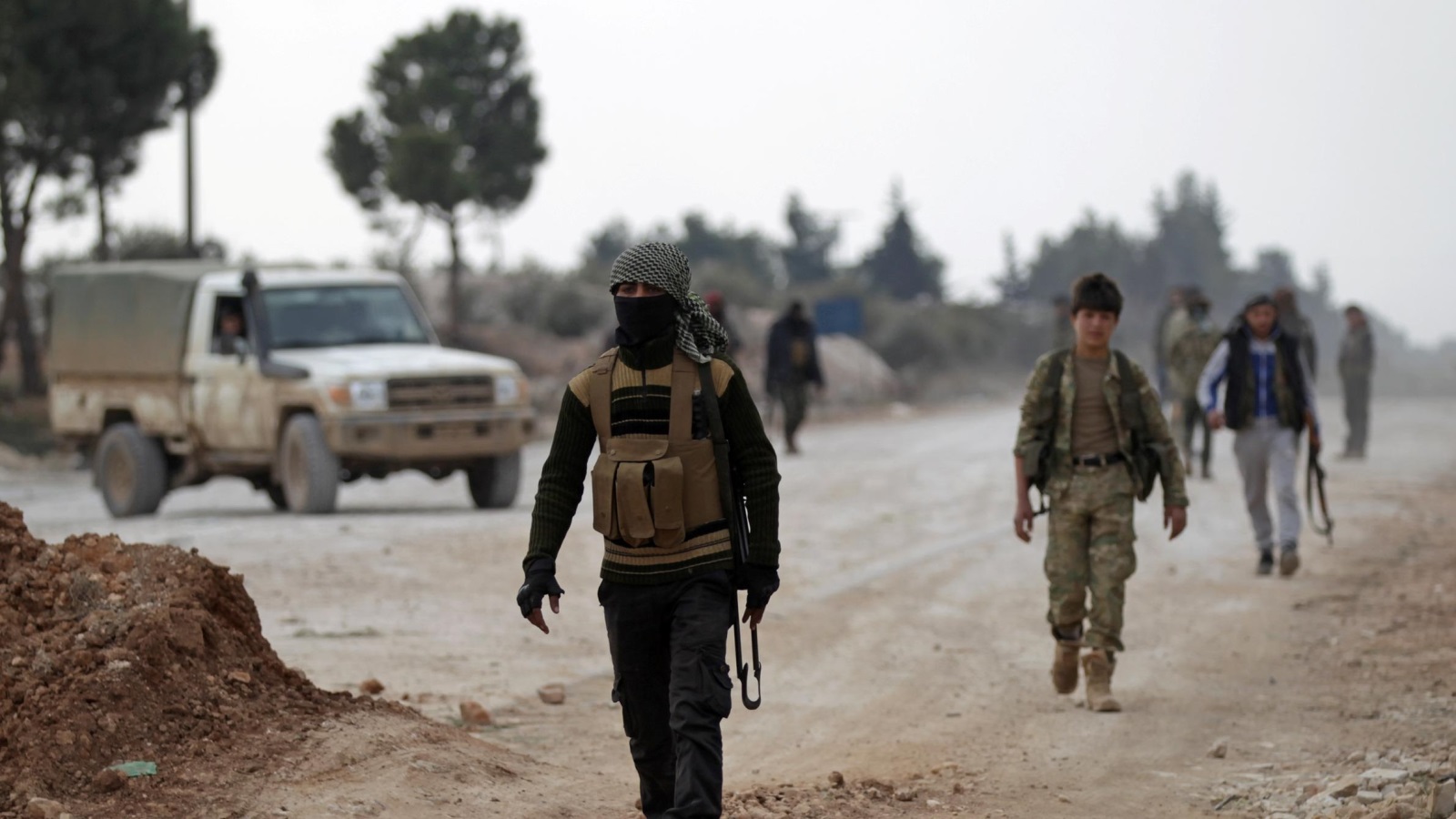 ‪مقاتلون من الجيش السوري الحر في محيط مدينة الباب‬ مقاتلون من الجيش السوري الحر في محيط مدينة الباب (رويترز)