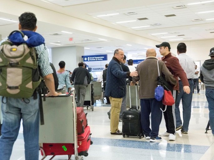 يستمر وصول المسافرين من البلدان التي شملها الحظر بعد وقف العمل بمرسوم ترمب بحكم قضائي (رويترز)