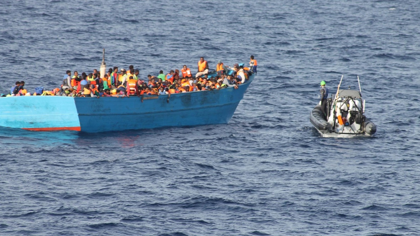‪آلاف اللاجئين يتعرضون للخطر وهم يتكدسون في قوارب المهربين المتهالكة‬ آلاف اللاجئين يتعرضون للخطر وهم يتكدسون في قوارب المهربين المتهالكة (الأوروبية)