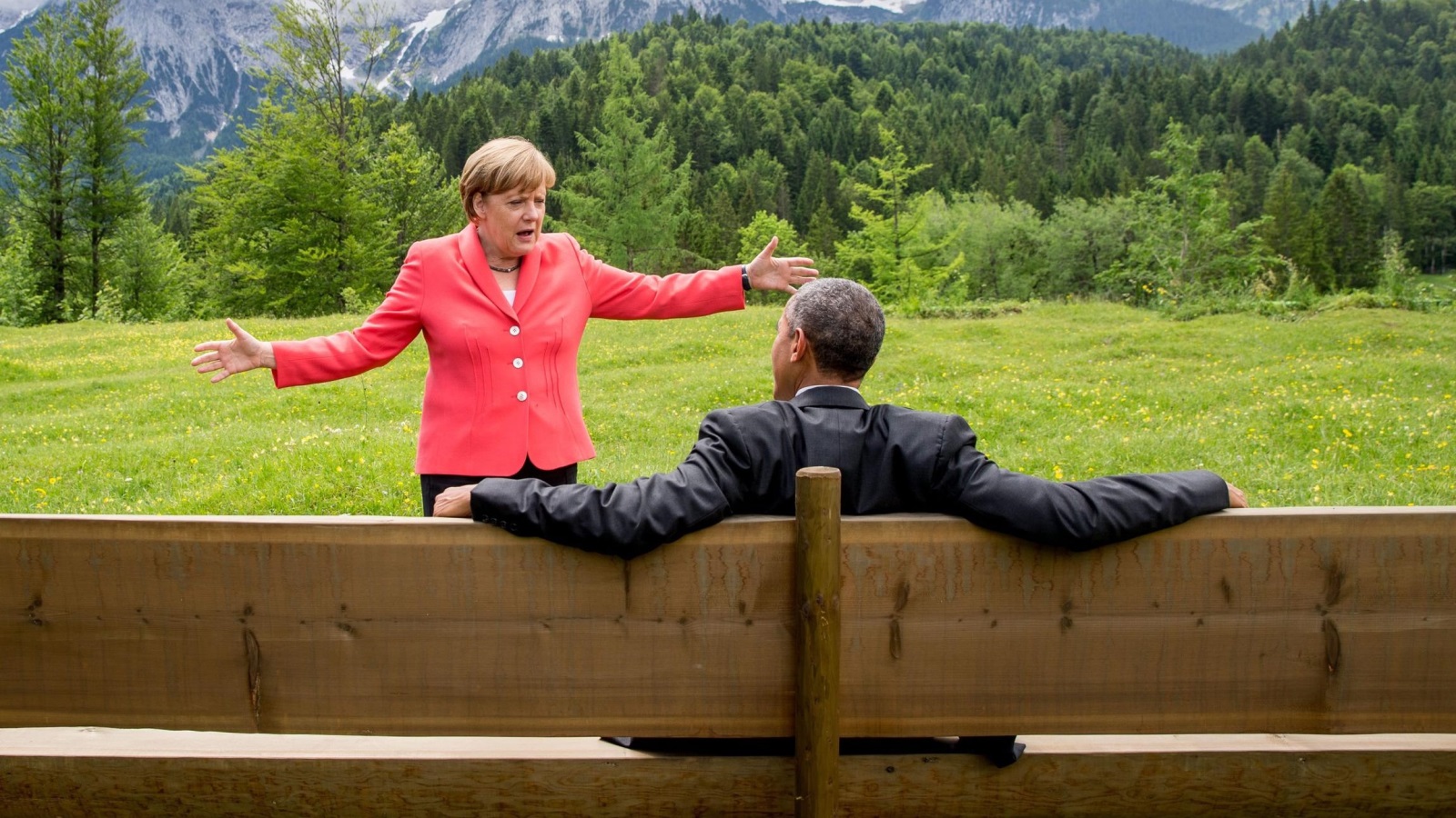 صورة تجمع الرئيس الأميركي السابق باراك أوباما مع المستشارة الألمانية أنجيلا ميركل (وكالة الأنباء الأوروبية)