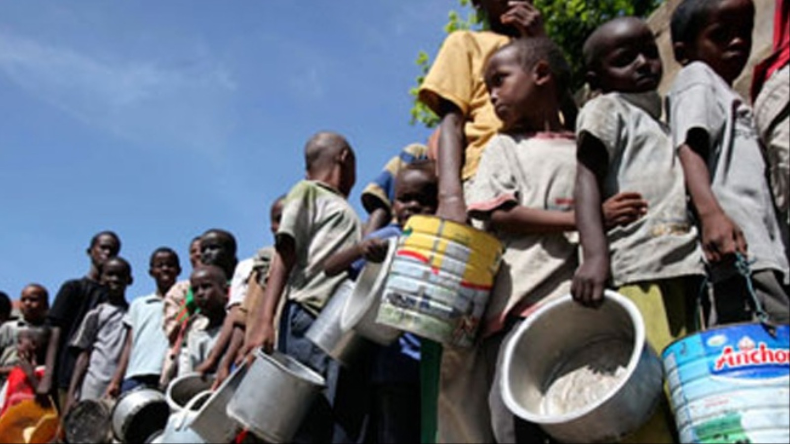 ‪طوابير الجوعى في الصومال تنتظر المساعدات الغذائية‬ (رويترز)