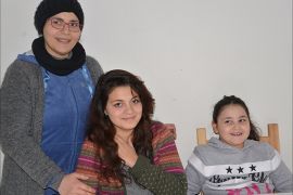 الأم السورية اللاجئة سكرة الشديدي وأبتيها الصغيرة والكبيرة بشرق العاصمة الألمانية برلين. الجزيرة نت