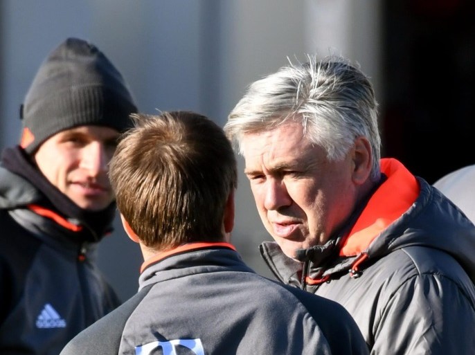 (L-R) Thomas Mueller, Philipp Lahm and coach Carlo Ancelotti in action during a training session at the club's grounds in Munich, Germany, 28 November 2016.