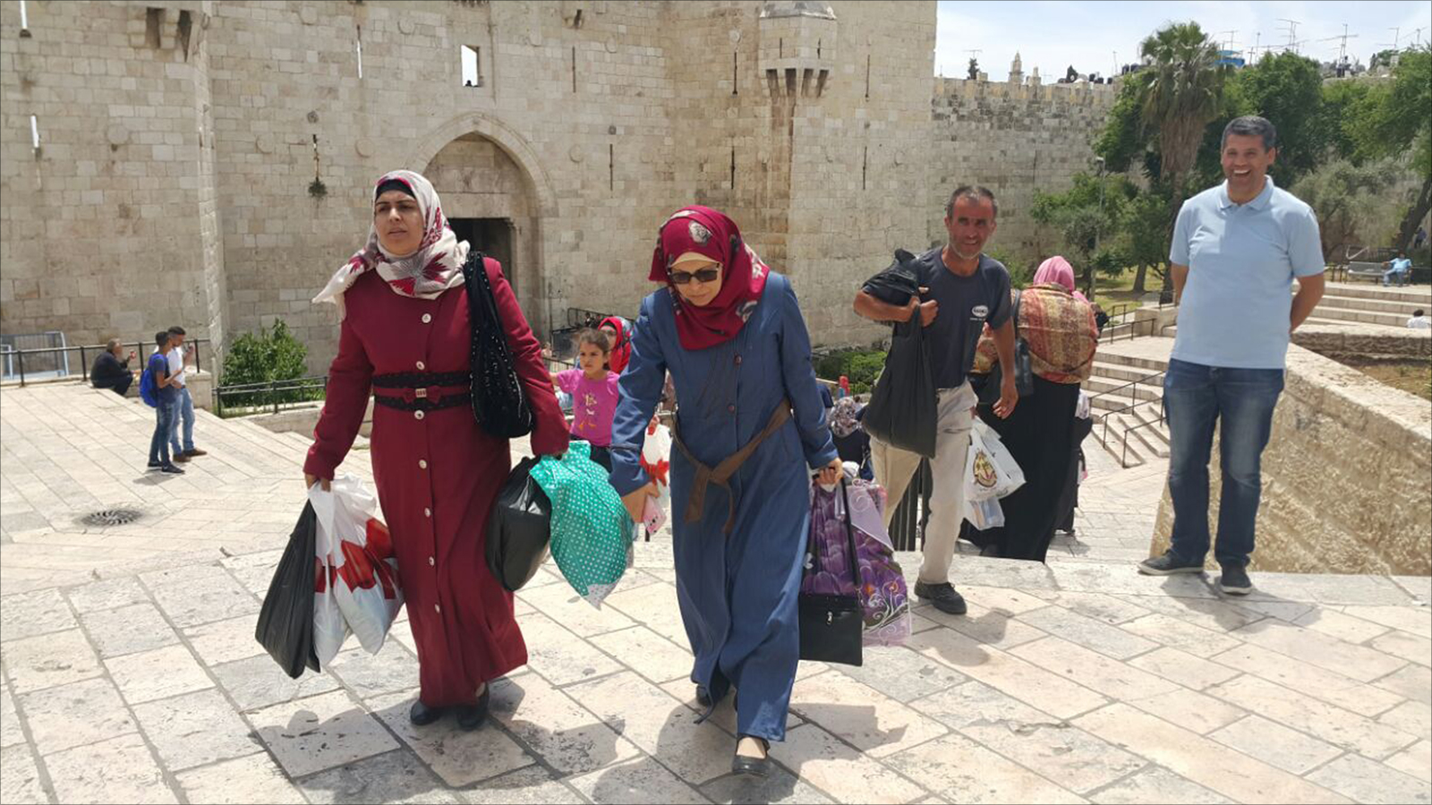 الأوضاع الاقتصادية الصعبة في القدس تدفع البعض للقبول بالخدمة المدنية في مؤسسات الاحتلال (الجزيرة)