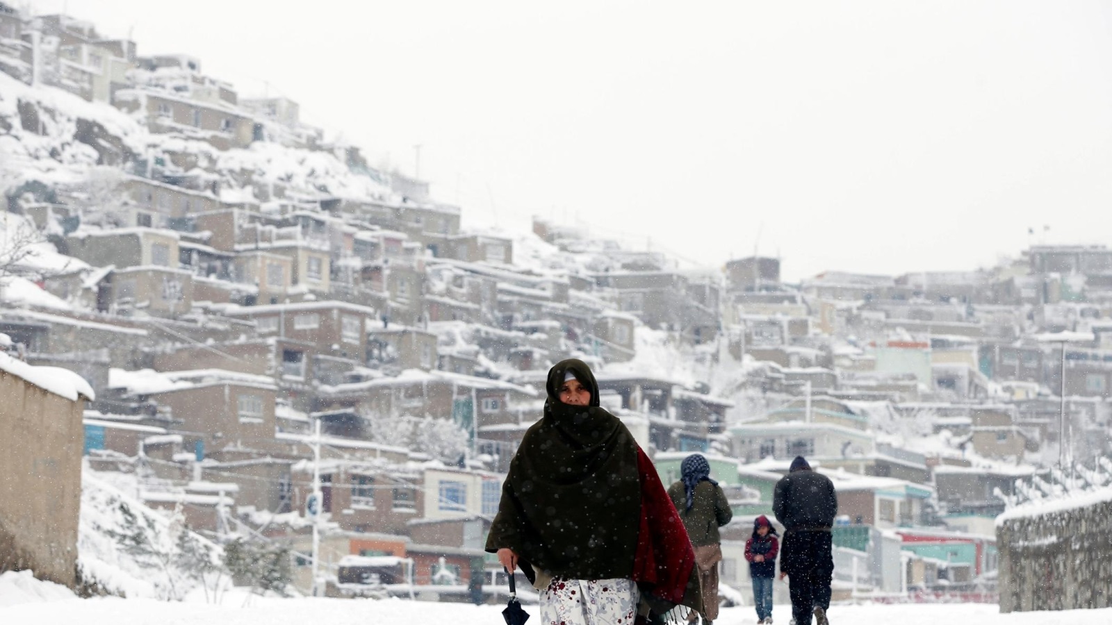 الثلوج غطت العاصمة كابل وأدت لإغلاق طرق رئيسية (رويترز)