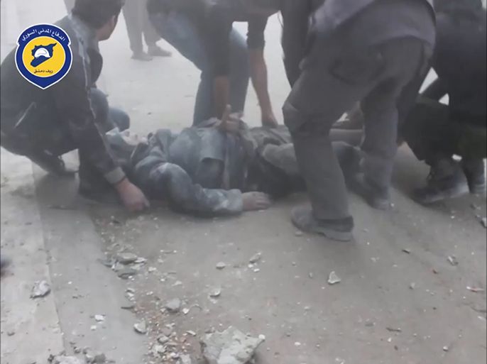 إسعاف سيدة أصيبت في غارة بمدينة عربين بالغوطة الشرقية