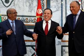 Tunisia's Foreign Minister Khemaies Jhinaoui (C) shakes hands with Algerian Minister of Maghreb Affairs, African Union and Arab League Abdelkader Messahel (L) and his Egyptian counterpart Sameh Shoukry in Tunis, Tunisia February 19, 2017. REUTERS/Zoubeir Souissi