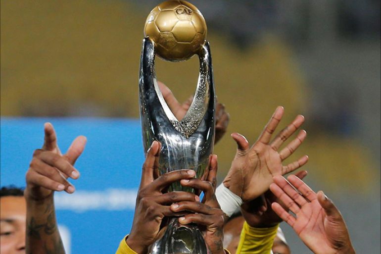 Football Soccer - CAF African Champions League Final - Egypt's El Zamalek v South Africa’s Mamelodi Sundown - Borg El Arab Stadium, Alexandria, Egypt - 23/10/2016 - Khama Billiat of South Africa’s Mamelodi Sundown celebrates with the trophy with his taem after winning CAF African Champions League. REUTERS/Amr Abdallah Dalsh