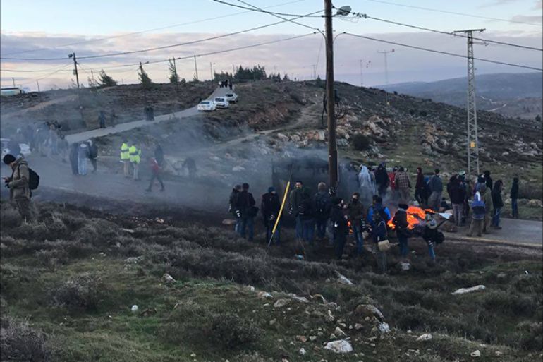 مستوطنون يضرمون النيران عند مدخل البؤرة الاستيطانية "عمونا" التي تقرر إخلاءها من المحكمة العليا الإسرائيلية، قضاء رام الله، شباط/فبراير 2017.