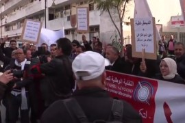 صحافيون في وقفة تضامنية مع نقيبهم عبد الله البقالي المتابع بتهمة السب والقذف