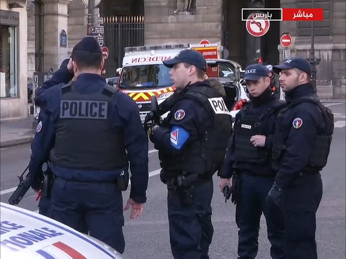 قال مصدر في الشرطة الفرنسية إن جنديا أطلق النار على رجل يحمل سكينا عند مدخل متحف اللوفر بالعاصمة، باريس.