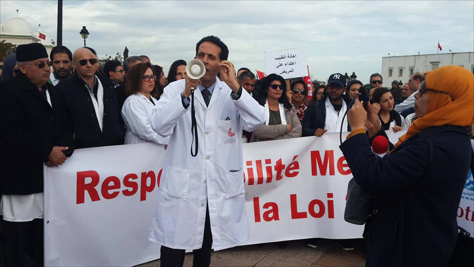 ‪أطباء تونس يحتجون رفضا لتعميم الأخطاء‬ أطباء تونس يحتجون رفضا لتعميم الأخطاء (الجزيرة)