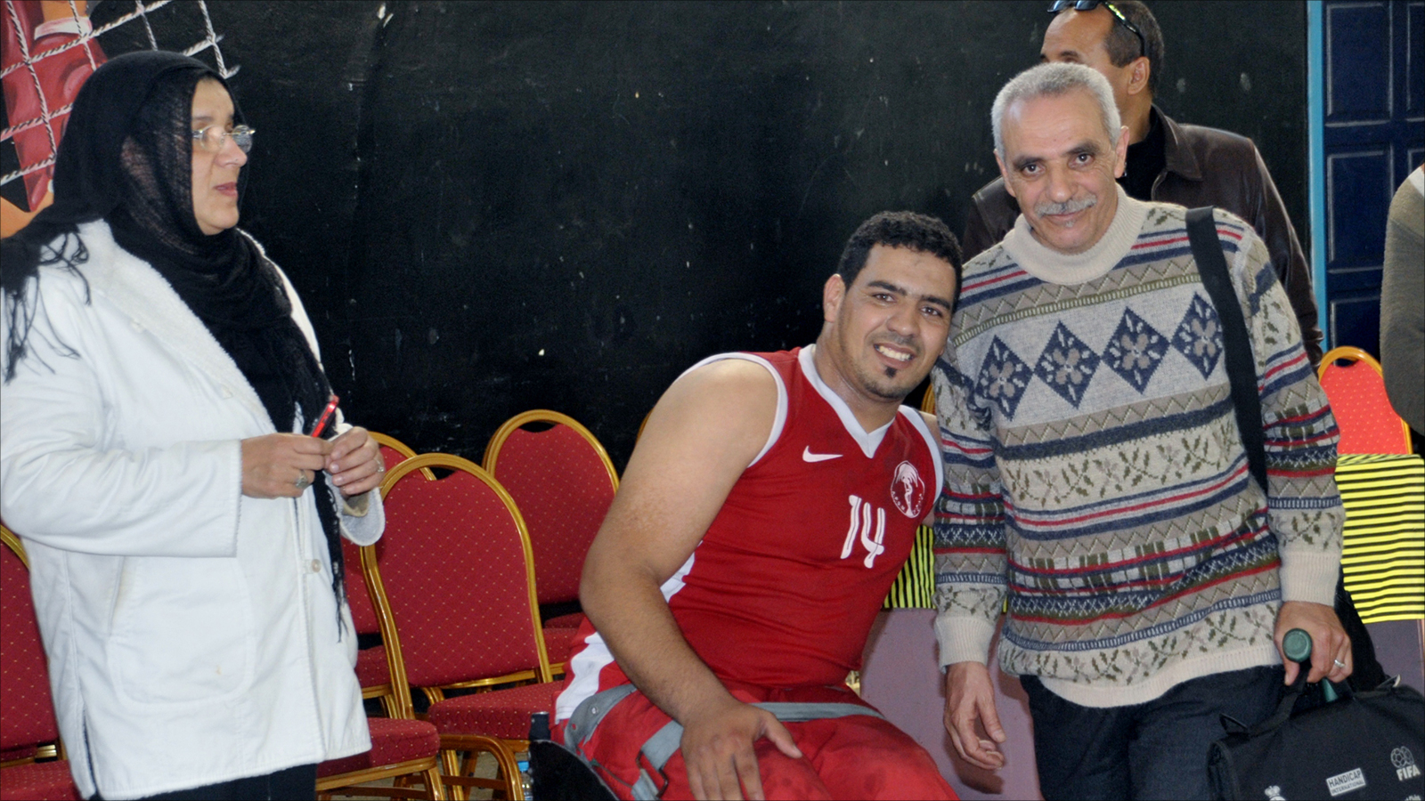 النويري مع مدربه أحمد الزاوي بنادي رياضة المعاقين بمدينة آسفي (الجزيرة نت)