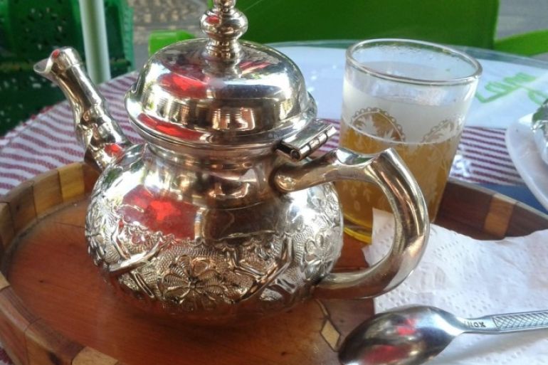 إبريق الشاي المغربي التقليدي في مقهى زينة - الجزيرة