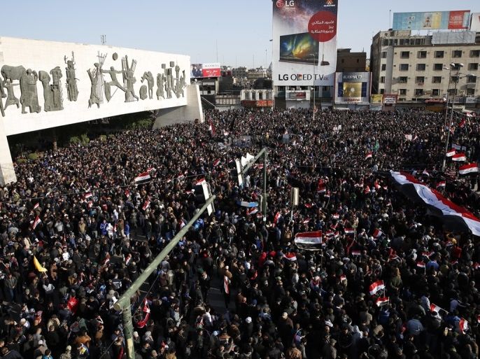 احتشد الآلاف وسط ساحة التحرير في بغداد